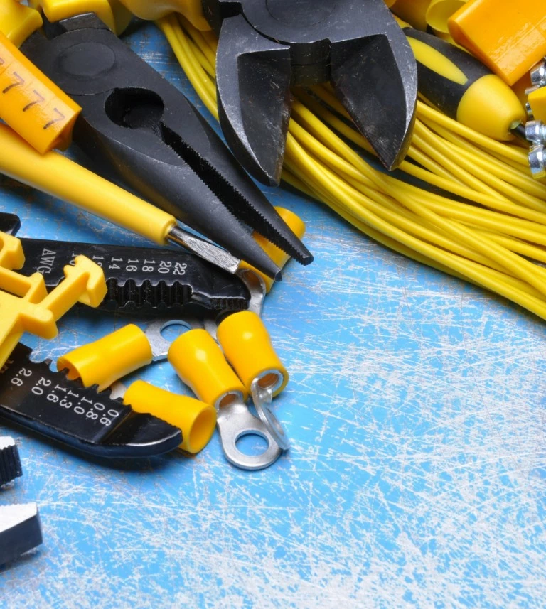 żółte narzędzia i kable na niebieskim tle 
